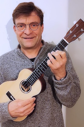 Bertram_mit_seiner_Kloster-Ukulele.jpeg